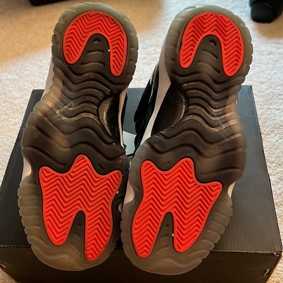 Excellent condition Jordan Retro 11 Low Infrared - size 3.5Y/woman 5 - Picture 4 of 7